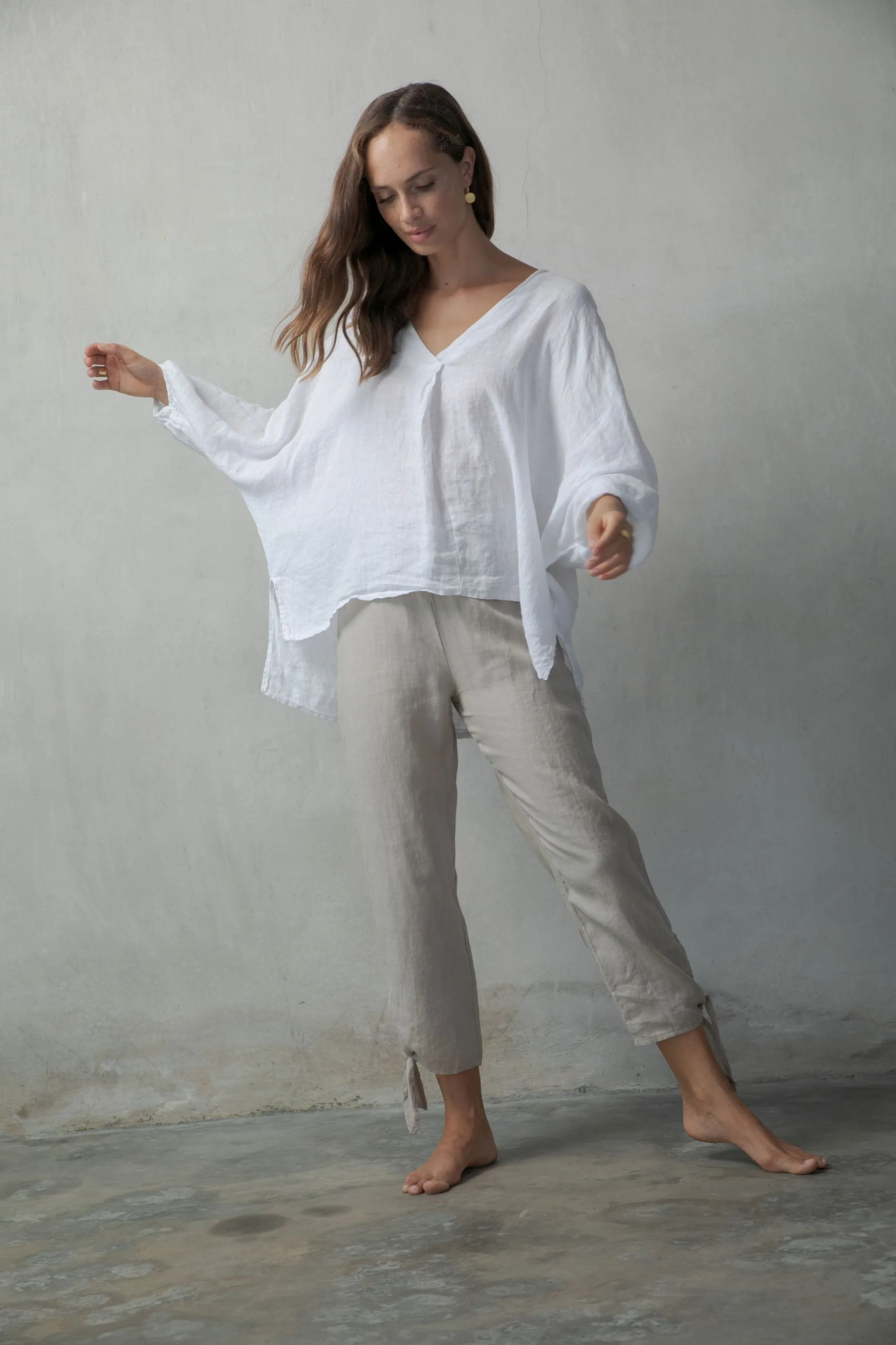 Relaxed Pallocino Linen Top White   Tie-Knot Linen Capri Pants Oatmeal