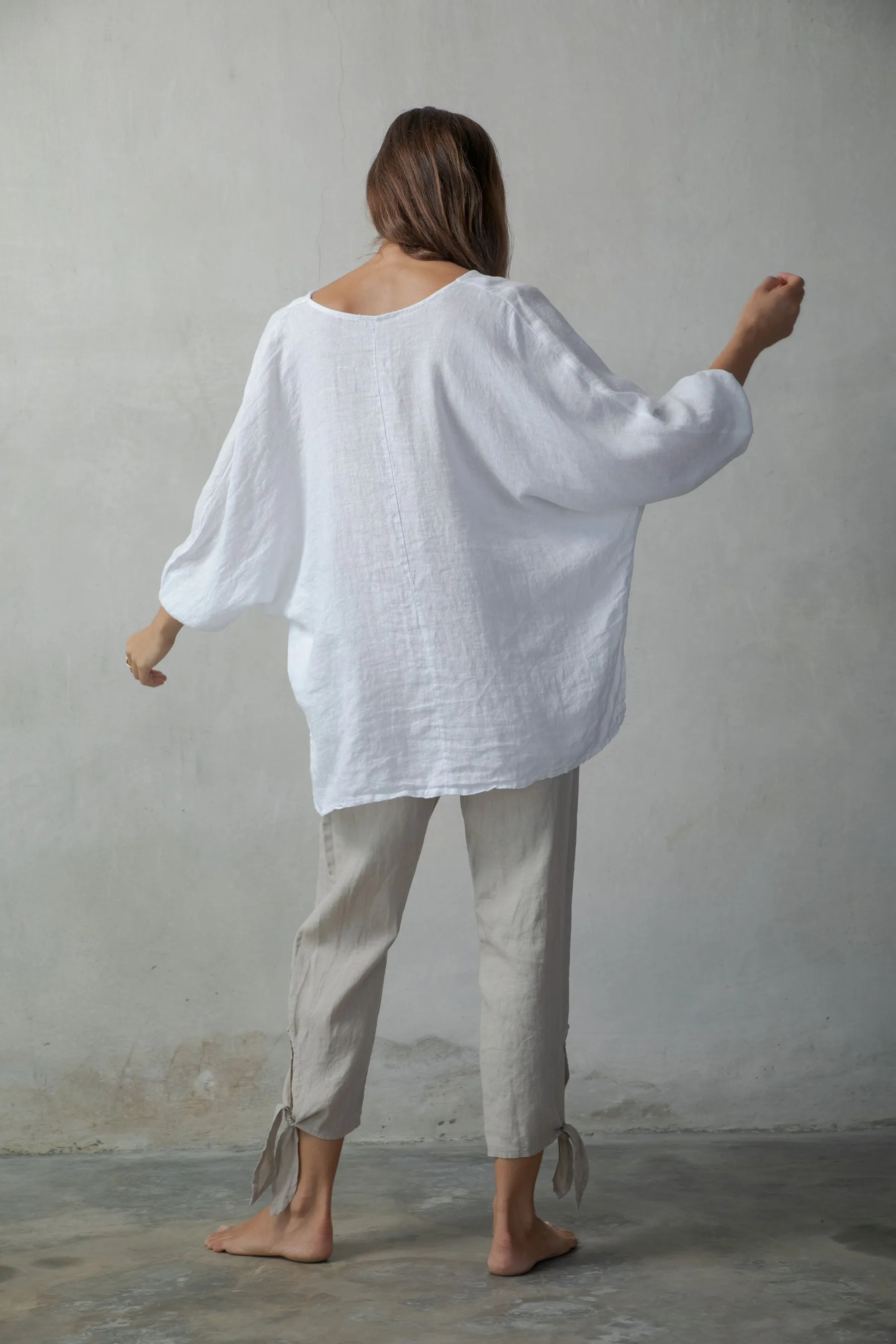 Relaxed Pallocino Linen Top White   Tie-Knot Linen Capri Pants Oatmeal