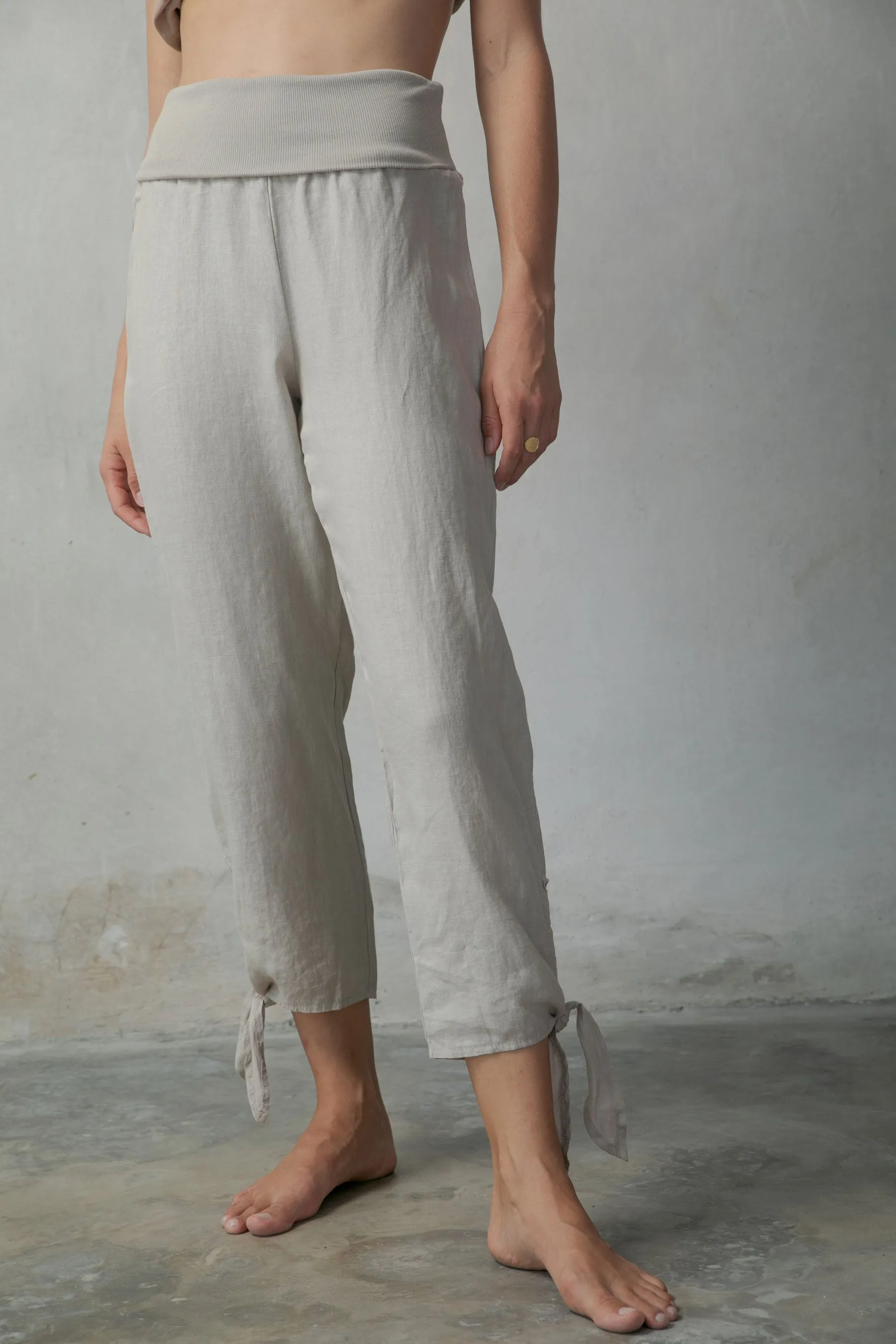 Relaxed Pallocino Linen Top White   Tie-Knot Linen Capri Pants Oatmeal